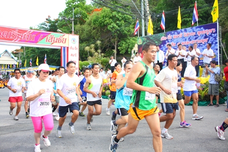Runners and walkers get underway on their route around Phratamnak Hill.